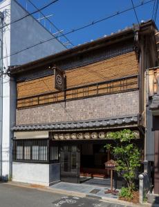 un bâtiment avec une enseigne sur le côté dans l'établissement ダース旅館＆カフェ（Dozen-Ryokan＆Cafe）, à Kyoto