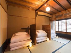 una habitación con un montón de toallas en el suelo en ダース旅館＆カフェ（Dozen-Ryokan＆Cafe） en Nishi-kujō-Toriiguchichō