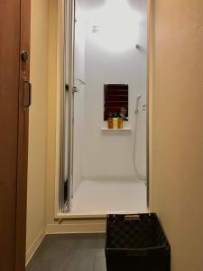 y baño con ducha y puerta de cristal. en ダース旅館＆カフェ（Dozen-Ryokan＆Cafe） en Nishi-kujō-Toriiguchichō