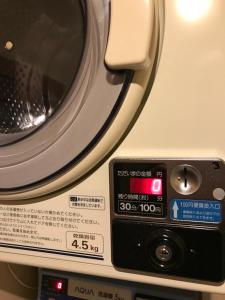 a close up of a washing machine with a microwave at ダース旅館＆カフェ（Dozen-Ryokan＆Cafe） in Nishi-kujō-Toriiguchichō