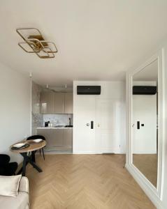 Dapur atau dapur kecil di Apartament 204 SUPERIOR Olimpijska nad jeziorem UKIEL, parking w garażu w cenie +21 gambar