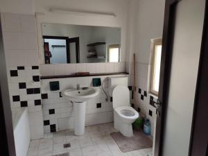 un baño con inodoro y lavabo en Dorobanți Loft, en Bucarest 15 fotos más