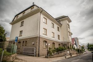 un gran edificio blanco al lado de una calle en Hotel Brixen, en Havlíčkův Brod