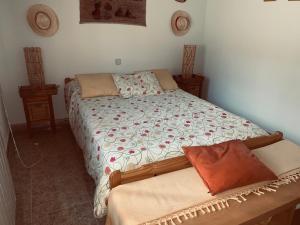 1 dormitorio con 1 cama y 1 sofá en JARAMUNDI, en Villa del Prado