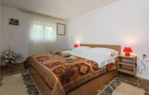 - une chambre avec un grand lit dans l'établissement Apartmani L&Z, à Petrčane
