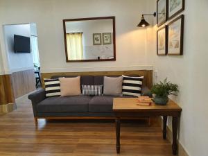 ein Wohnzimmer mit einem Sofa und einem Tisch in der Unterkunft Holiday Village And Natural Garden Resort in Karon Beach