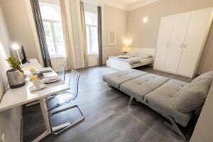 uma sala de estar com um sofá e uma cama em 4flats em Maribor