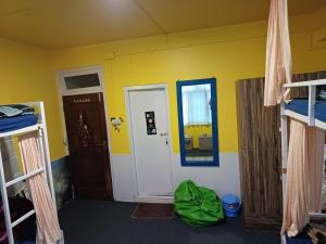 Zimmer mit 2 Etagenbetten und einer Tür in der Unterkunft Tag Along 2 0 Hostel Gangtok in Gangtok
