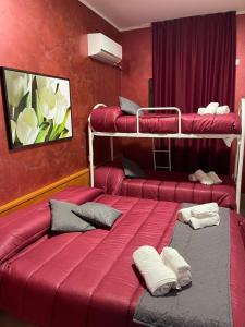 two bunk beds in a room with red walls at La Casa Di Chiaretta in Falerna