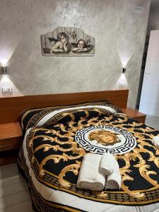 Un dormitorio con una cama con dos personas desnudas. en La Casa Di Chiaretta, en Falerna