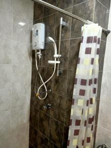 een douche met een douchegordijn in de badkamer bij Sri Kejora Vista Bangi Homestay -Studio in Kajang