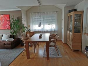a dining room and living room with a table and chairs at Apartment an der Lindach in Kirchheim unter Teck