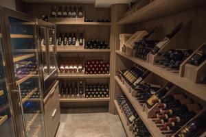 Vila De Casa في Ribnica: قبو للنبيذ مليء بالكثير من زجاجات النبيذ