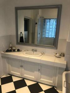 Ένα μπάνιο στο Lovely rental unit with no loadshedding