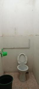 ein Badezimmer mit einem WC und einem Mülleimer in der Unterkunft HOTEL MAYA in Tegal