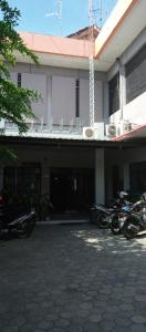 un grupo de motocicletas estacionadas fuera de un edificio en HOTEL MAYA, en Tegal