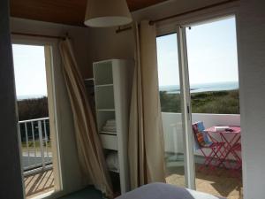 A balcony or terrace at Hôtel de la Petite Plage