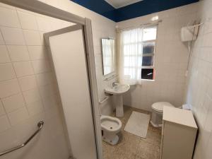 La salle de bains est pourvue de toilettes, d'un lavabo et d'un miroir. dans l'établissement Outes centro, à Sierra de Outes