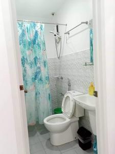 y baño con aseo y lavamanos. en Cool Stay Inn, en Boracay