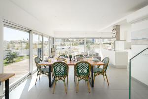una cucina e una sala da pranzo con tavolo e sedie di Casa MarTan, by Ideal Homes - Deluxe Villa a Parchal