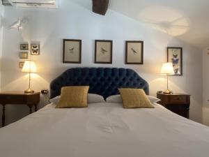 A bed or beds in a room at Ponte del Mera Attic
