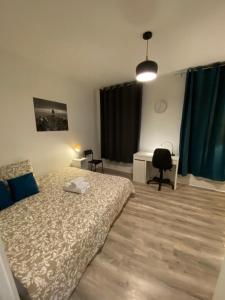um quarto com uma cama, uma secretária e uma cadeira em Les Cosy De Nancy - L'alcove city trip 4 étoiles em Nancy