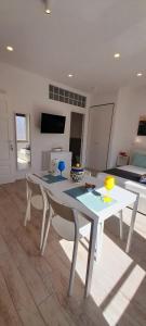 Μια τηλεόραση ή/και κέντρο ψυχαγωγίας στο BARBARA Classy Apartment 102