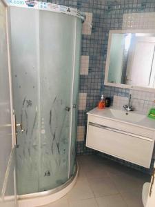 La salle de bains est pourvue d'une douche et d'un lavabo. dans l'établissement Suite MoonLight zone touristique tozeur, à Tozeur