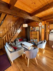 a living room with a couch and chairs in a cabin at Chalet calme cosy Eyne station 2600 in Eyne