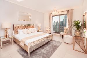 een slaapkamer met een groot bed en een groot raam bij Elite Royal Apartment - Panoramic Full Burj Khalifa, Fountain & Skyline view - Baron in Dubai