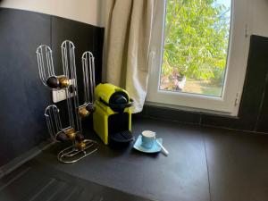 eine Küchentheke mit einem gelben Gerät und einem Fenster in der Unterkunft Gîte Anse Coco Luberon - Au calme, gite avec piscine securisee in Pertuis