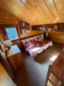 an overhead view of a bedroom in a cabin at Chalet calme cosy Eyne station 2600 in Eyne