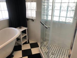 y baño con ducha, aseo y lavamanos. en Lovely rental unit with No loadshedding en Sandton