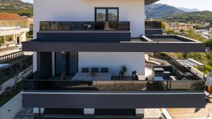 uma vista aérea de uma casa com uma varanda em Villa Porta Salonae em Solin