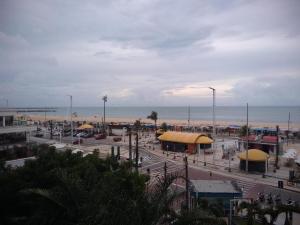 a parking lot next to the beach with the ocean at Alugo Temporada apartamento frente ao mar de Fortaleza vista panorâmica do Mar in Fortaleza