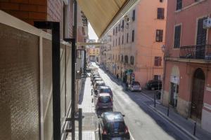 eine Reihe von Autos, die auf einer Stadtstraße geparkt sind in der Unterkunft Central Guest House in Civitavecchia