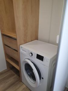 - Lavadora y secadora en una habitación pequeña en Mobilhome camping le MAR ESTANG, en Canet-en-Roussillon