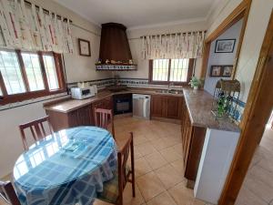 eine Küche mit einem Tisch und einer Arbeitsplatte in der Unterkunft Casa Rural en Monda in Málaga
