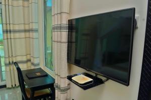 TV a/nebo společenská místnost v ubytování Royal Cliff Zanzibar