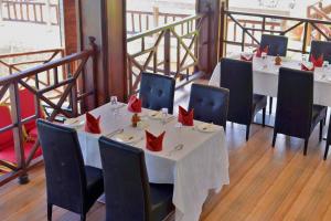 una sala da pranzo con tavoli e sedie con tovaglioli rossi di Royal Cliff Zanzibar a Zanzibar City