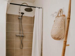 een douche met een douchegordijn en een tas bij La Source in Oppedette