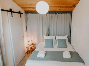 1 dormitorio con 1 cama con 2 toallas en Maison de village dans le Luberon en Oppedette