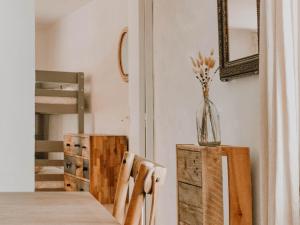 un comedor con mesa y sillas y un jarrón con flores en Maison de village dans le Luberon en Oppedette