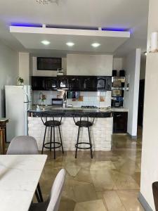 a kitchen with a counter and a refrigerator at Departamento amoblado centro Manta in Manta