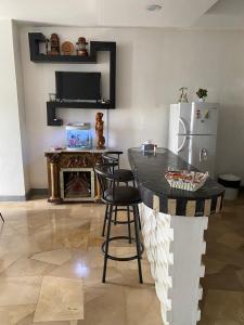 ein Wohnzimmer mit einem Tisch und einem Kühlschrank in der Unterkunft Departamento amoblado centro Manta in Manta