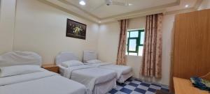 ALMajd Hotel客房内的一张或多张床位