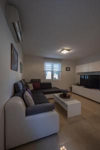 uma sala de estar com um sofá e uma mesa em Villa Vesa em Sevid