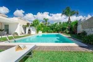 - une piscine dans l'arrière-cour d'une maison dans l'établissement paradise island, à Marina di Ragusa