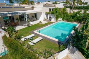 - une vue aérienne sur une maison avec une piscine dans l'établissement paradise island, à Marina di Ragusa