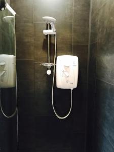 La salle de bains est pourvue d'une douche avec un pommeau de douche. dans l'établissement Coby's Corner, Darney Rd Bruckless, à Bruckless